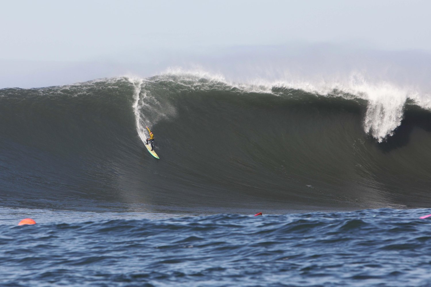 Leia mais sobre o artigo Confira o vídeo da etapa de ondas grandes que aconteceu em Mavericks, norte da Califórnia